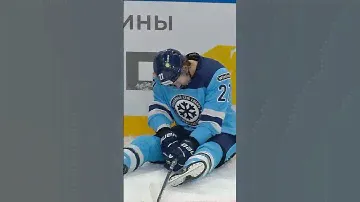 Очень жестко попал под силовой прием😬🤕 #КХЛ #Сибирь